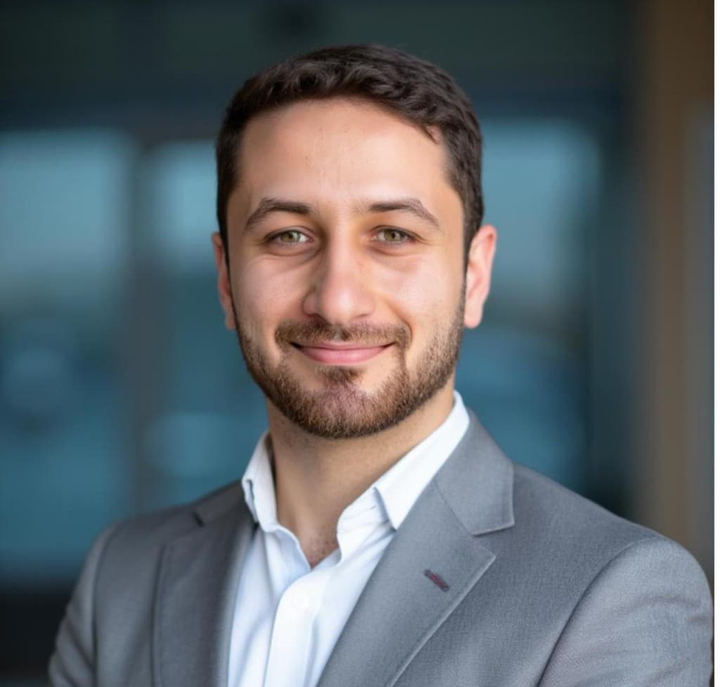 Portrait Issa, Issa Web Solutions Issa: Automatisierung und Workflows für KMU
